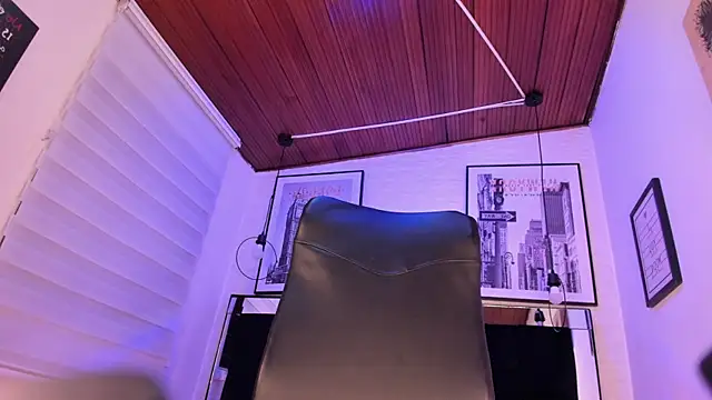 tylla  online show from 12/04/25, 03:38