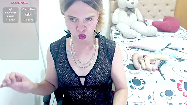 Snapshot of Dolldirtyxxx chatting on 09/10/25, 04:45 Dolldirtyxxx online show from 09/10/25, 04:45
