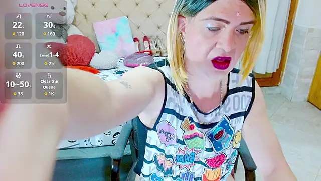 Snapshot of Dolldirtyxxx chatting on 10/13/25, 10:43 Dolldirtyxxx online show from 10/13/25, 10:43