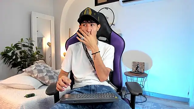 NovaaWheler online show from 02/11/25, 04:44