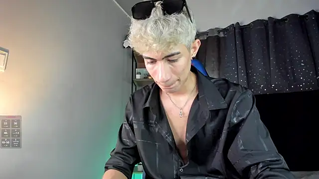 NovaaWheler online show from 12/22/25, 08:28