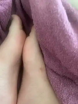 Snapshot of feetsss1 chatting on 02/04/25, 10:43 feetsss1 online show from 02/04/25, 10:43