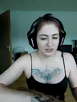 Snapshot of Gamergirl-Linela chatting on 03/04/25, 04:30 Gamergirl-Linela online show from 03/04/25, 04:30