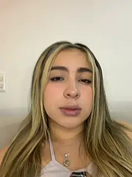 Snapshot of Cloee_Rainbow1 chatting on 06/20/26, 11:29 Cloee Rainbow1 online show from 06/20/26, 11:29