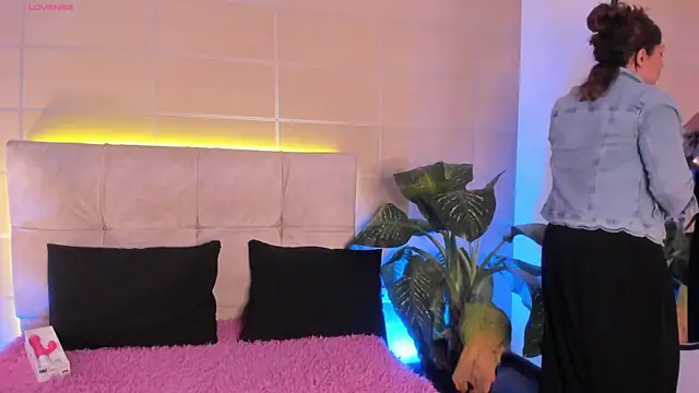 Snapshot of _michonne_ chatting on 11/10/25, 09:14 michonne online show from 11/10/25, 09:14