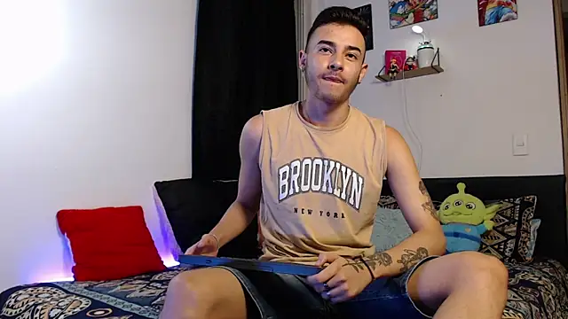 Snapshot of kyle_clint07 chatting on 11/08/25, 11:14 kyle clint07 online show from 11/08/25, 11:14