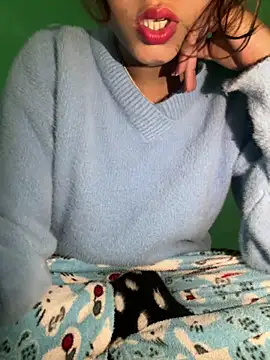 Snapshot of shnaz_1 chatting on 12/16/25, 05:07 shnaz 1 online show from 12/16/25, 05:07