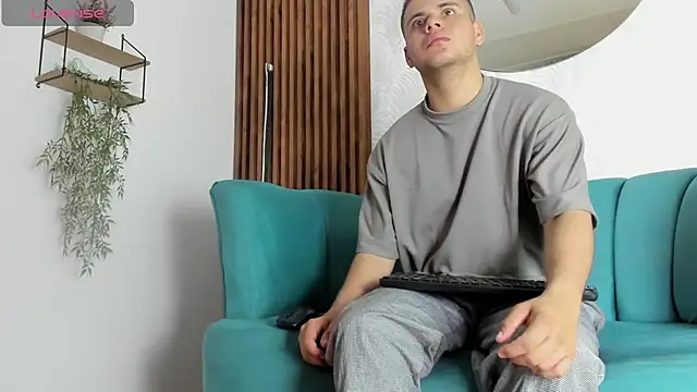 Snapshot of Sebastian_Phoenix chatting on 02/17/25, 11:44 Sebastian Phoenix online show from 02/17/25, 11:44