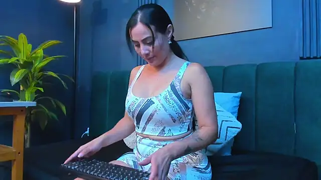 scarlet edwars online show from 11/17/25, 06:57