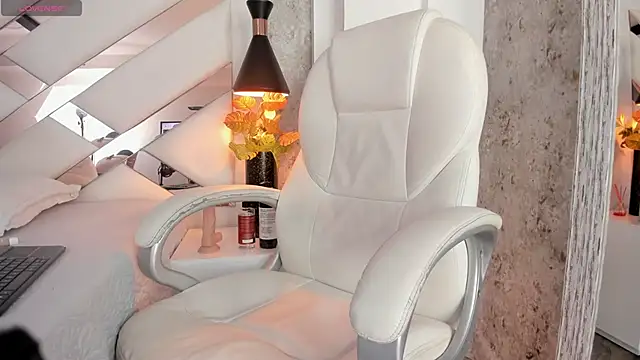 Giselle Lauren online show from 02/17/25, 08:58