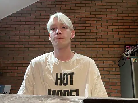 Snapshot of Julian_wins chatting on 02/07/25, 11:23 Julian wins online show from 02/07/25, 11:23