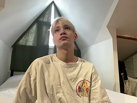 Snapshot of Julian_wins chatting on 02/12/25, 07:44 Julian wins online show from 02/12/25, 07:44