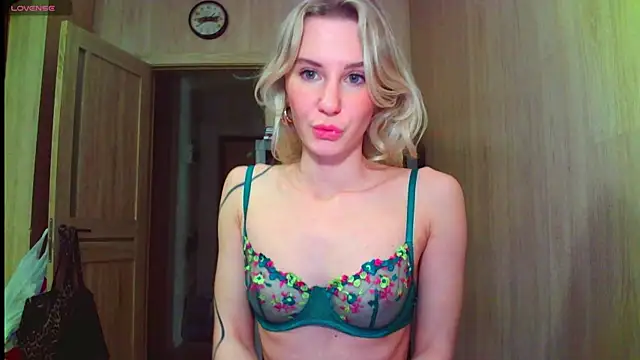 Snapshot of Caramel_piegirl chatting on 01/13/26, 08:58 Caramel piegirl online show from 01/13/26, 08:58