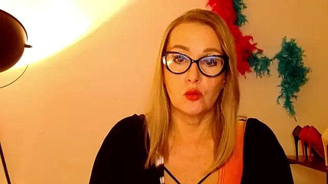 Snapshot of leaxSTAR chatting on 03/18/25, 05:53 leaxSTAR online show from 03/18/25, 05:53