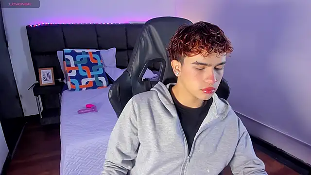 Aiiden 15 online show from 12/03/25, 12:47