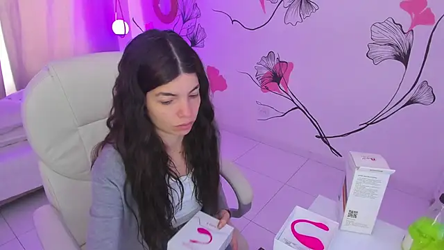 Isabela Fiorelli online show from 12/04/25, 01:09