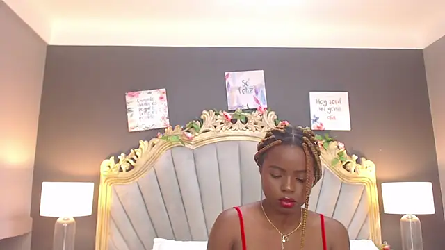 Snapshot of LindaBird chatting on 02/13/25, 08:55 LindaBird online show from 02/13/25, 08:55