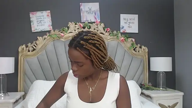 Snapshot of LindaBird chatting on 02/15/25, 07:50 LindaBird online show from 02/15/25, 07:50