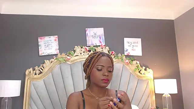 Snapshot of LindaBird chatting on 02/18/25, 11:30 LindaBird online show from 02/18/25, 11:30