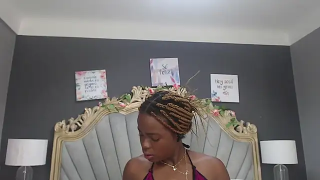 Snapshot of LindaBird chatting on 02/19/25, 12:00 LindaBird online show from 02/19/25, 12:00