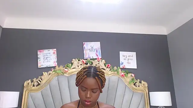 Snapshot of LindaBird chatting on 02/19/25, 08:10 LindaBird online show from 02/19/25, 08:10