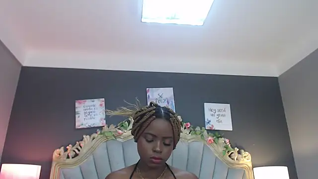 Snapshot of LindaBird chatting on 02/21/25, 07:32 LindaBird online show from 02/21/25, 07:32