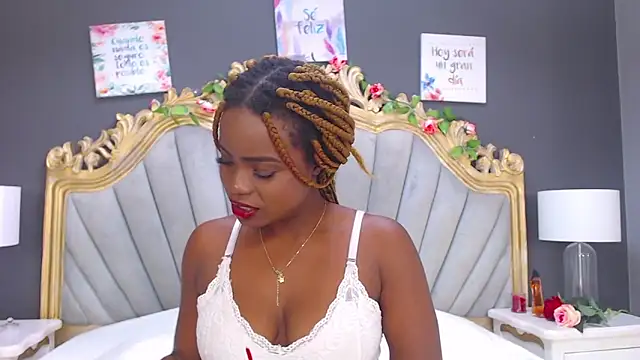 Snapshot of LindaBird chatting on 03/20/25, 01:35 LindaBird online show from 03/20/25, 01:35