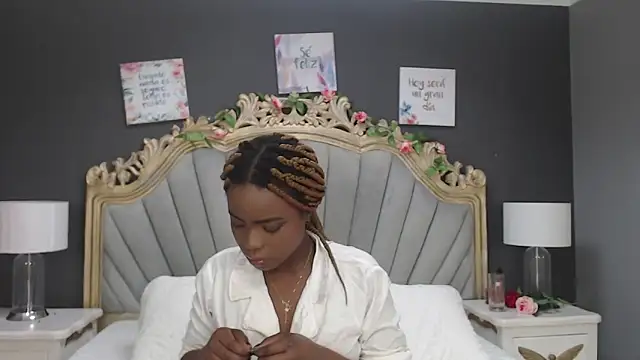 Snapshot of LindaBird chatting on 03/22/25, 03:53 LindaBird online show from 03/22/25, 03:53