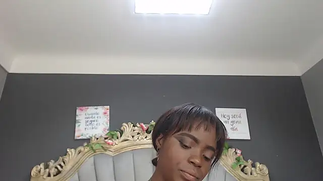 Snapshot of LindaBird chatting on 09/10/25, 08:09 LindaBird online show from 09/10/25, 08:09