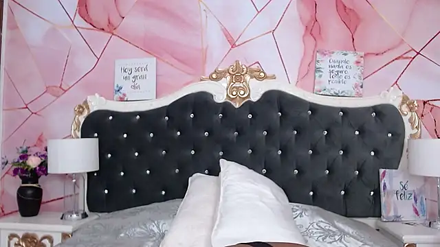 Snapshot of LindaBird chatting on 09/22/25, 08:11 LindaBird online show from 09/22/25, 08:11