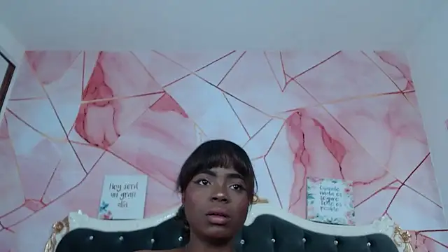 Snapshot of LindaBird chatting on 10/31/25, 12:17 LindaBird online show from 10/31/25, 12:17