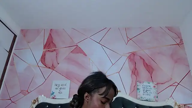 Snapshot of LindaBird chatting on 11/03/25, 10:21 LindaBird online show from 11/03/25, 10:21