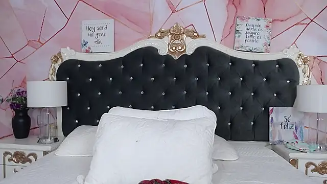 Snapshot of LindaBird chatting on 11/11/25, 08:20 LindaBird online show from 11/11/25, 08:20