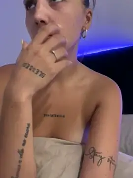 Snapshot of SlimmyTattoedGirl chatting on 02/18/25, 03:21 SlimmyTattoedGirl online show from 02/18/25, 03:21