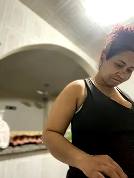 Snapshot of Carola-Ross chatting on 10/17/25, 06:43 Carola-Ross online show from 10/17/25, 06:43