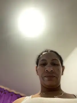 Snapshot of Carola-Ross chatting on 10/18/25, 06:08 Carola-Ross online show from 10/18/25, 06:08