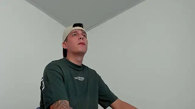 Snapshot of hugosan12 chatting on 02/15/25, 03:06 hugosan12 online show from 02/15/25, 03:06