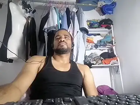 Snapshot of YOX22 chatting on 02/11/25, 08:15 YOX22 online show from 02/11/25, 08:15