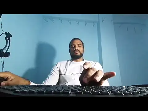 Snapshot of YOX22 chatting on 03/01/25, 05:09 YOX22 online show from 03/01/25, 05:09