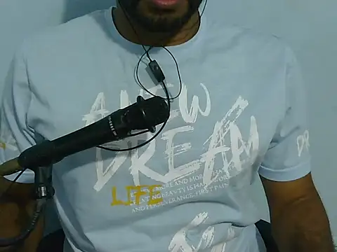 Snapshot of YOX22 chatting on 09/14/25, 12:32 YOX22 online show from 09/14/25, 12:32