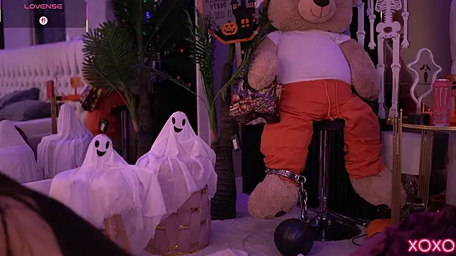 Snapshot of SashaFerrera chatting on 10/31/25, 07:48 SashaFerrera online show from 10/31/25, 07:48