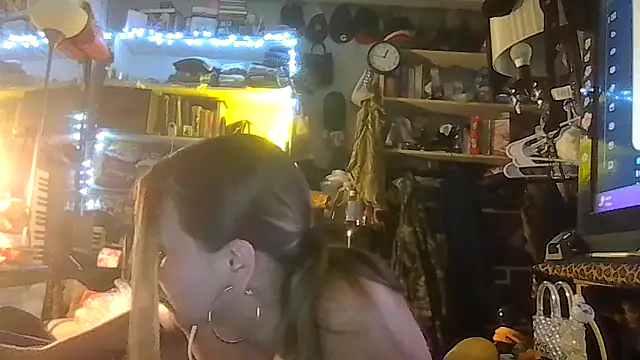 ShysluutGia online show from 04/11/26, 07:45