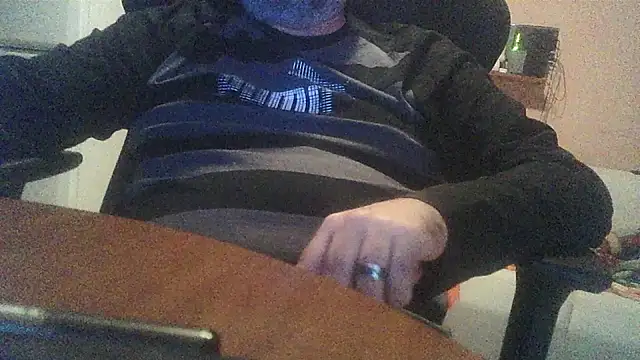 Snapshot of lanata chatting on 10/17/25, 12:01 lanata online show from 10/17/25, 12:01