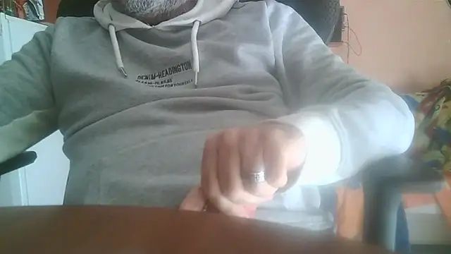 Snapshot of lanata chatting on 12/17/25, 10:21 lanata online show from 12/17/25, 10:21