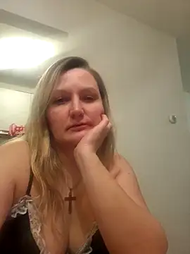 Snapshot of xwera chatting on 11/24/25, 09:47 xwera online show from 11/24/25, 09:47