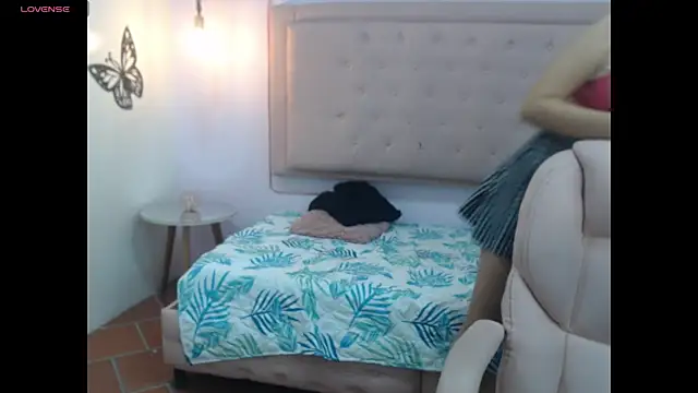 Snapshot of honnielane chatting on 02/14/25, 12:25 honnielane online show from 02/14/25, 12:25