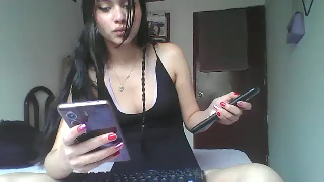 Snapshot of CHLOE_ISABELL chatting on 03/05/26, 04:25 CHLOE ISABELL online show from 03/05/26, 04:25