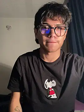 Snapshot of shadowsofgarden chatting on 03/21/25, 01:24 shadowsofgarden online show from 03/21/25, 01:24