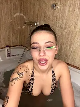 Snapshot of Foxy_Rosee chatting on 10/21/25, 06:30 Foxy Rosee online show from 10/21/25, 06:30