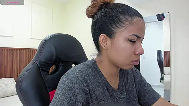 MELINAMARTINS online show from 11/05/25, 07:36